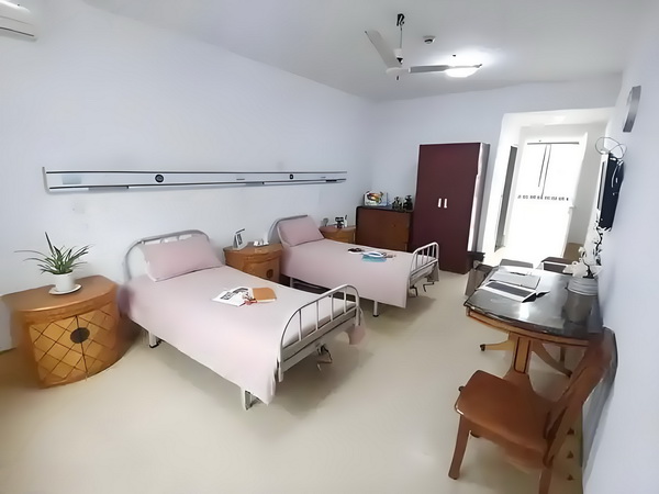 87岁上海老人和保姆结婚，百万房产被孙女多次砸毁，谁对谁错？