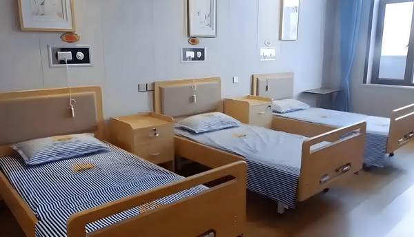 印度孟买一栋高层住宅楼突发大火造成四人死亡