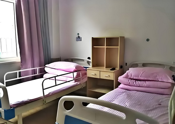 陌生男地铁站强抱轻吻女乘客称酒后想寻刺激